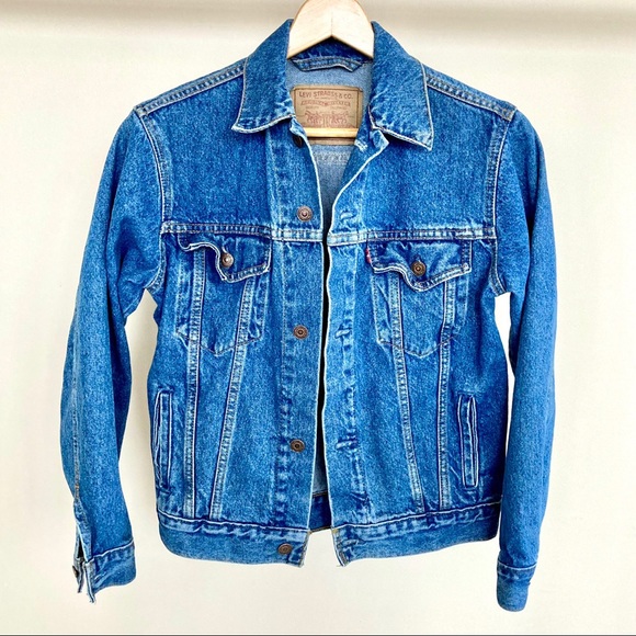 Vintage Levi’s medium wash denim jacket. 💙 - Picture 4 of 7